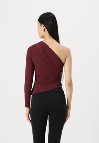 Gina Tricot ONE SHOULDER - Top s dlhým rukávom - burgundy