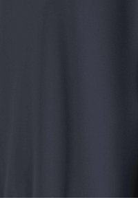 Superficie de tela texturada en gris oscuro con sutiles pliegues verticales y un acabado mate.