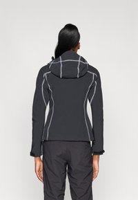 Casaco preto com costura cinza em contraste, design ajustado e capuz. Apresenta buracos para os polegares nas mangas e uma textura leve e elegante.