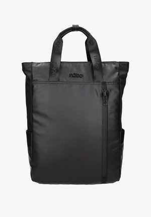 Bolso tote negro con dos asas, bolsillo delantero vertical con cremallera, bolsillos laterales y logo discreto en el frontal.