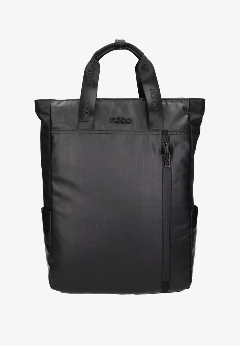 Sac cabas noir avec deux poignées, poche avant zippée verticale, poches latérales et logo discret sur le devant.