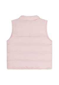 Vadderad rosa väst med en krage och texturerad shearlingfoder. Har horisontella sömmar över ryggen som en designdetalj.