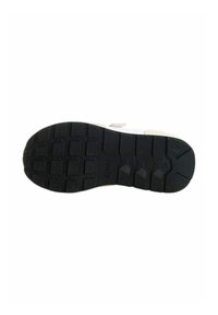 Suola in gomma di una scarpa con una trama a rilievo e scanalature profonde per una migliore aderenza. Colore nero, progettata per trazione e durata.