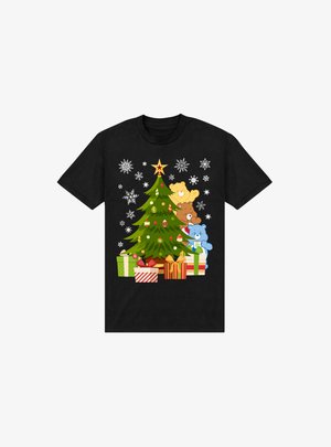 Schwarzes T-Shirt mit einem Grafikdesign eines Weihnachtsbaums, der mit Teddybären und Geschenken verziert ist, akzentuiert mit Schneeflocken und einem Stern an der Spitze.