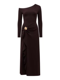 Hnedé šaty s dlhým rukávom, ktoré siahajú mimo ramien, s bočnou volánkou a zlatým kvetinovým detailom v páse, vyrobené z mäkkej, elastickej látky.