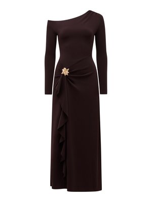 Bruine jurk met lange mouwen, off-shoulder ontwerp, voorzien van een zijwaartse ruches en een gouden bloemaccent ter hoogte van de taille, gemaakt van zacht, rekbaar stof.