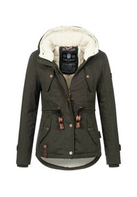 Oliwkowa parka z kapturem wyłożonym sztucznym futrem, z zamkiem z przodu, sznurkiem w talii, wieloma kieszeniami i brązowymi akcentami.