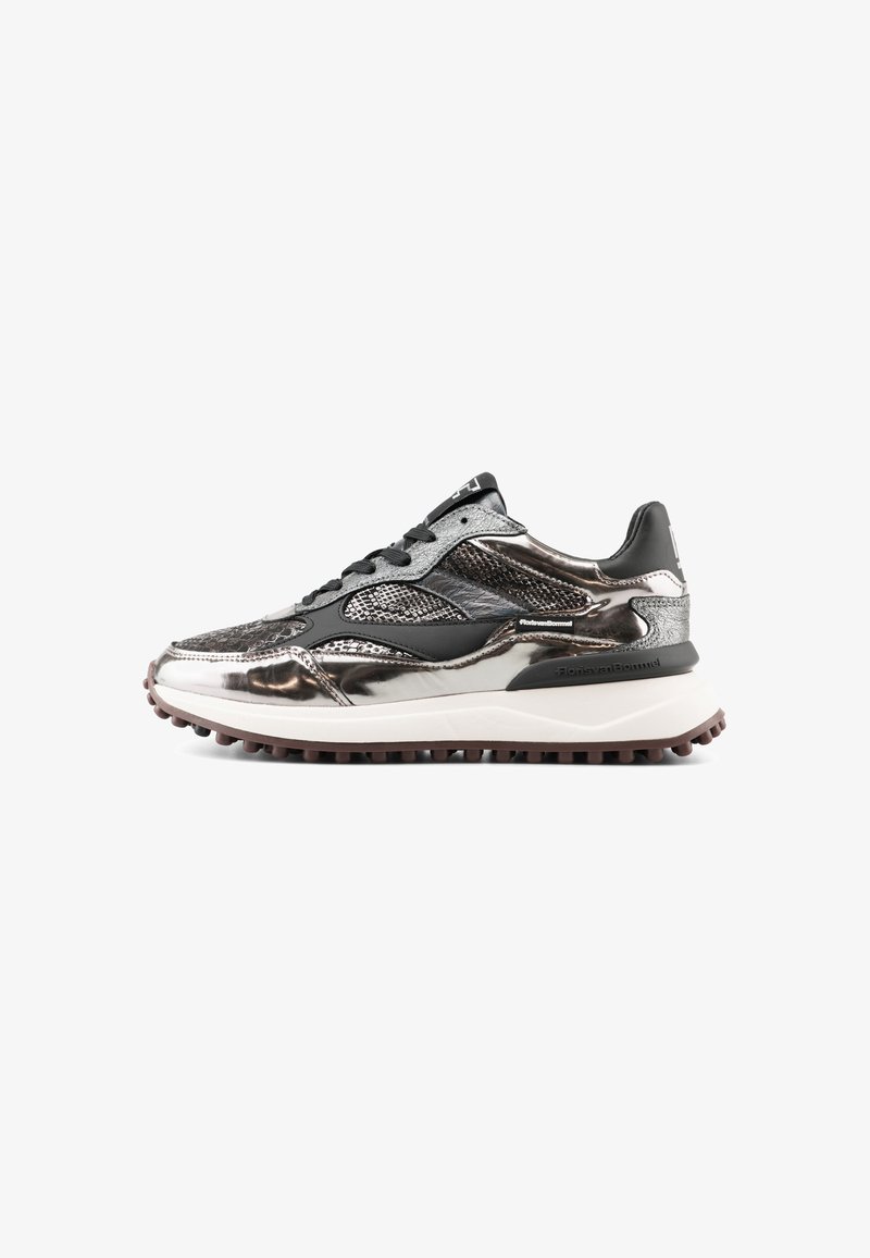Sneaker sportive in materiali neri e argento metallizzato, con tomaia in rete, dettagli testurizzati e una robusta suola intermedia bianca spessa.