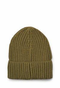 Beanie a coste di colore verde oliva con risvolto, realizzato in materiale misto lana, caratterizzato da una trama orizzontale e una parte superiore arrotondata.