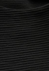 Schwarzer, texturiertes Gewebe mit horizontalen Rippenlinien und subtilen Schimmer. Das Material wirkt weich und flexibel, geeignet für verschiedene Kleidungsstücke.