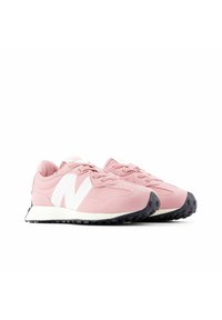 Zapatillas deportivas rosas con parte superior de ante y malla, que presentan un logo "N" blanco, diseño con cordones y suela de goma negra texturizada.