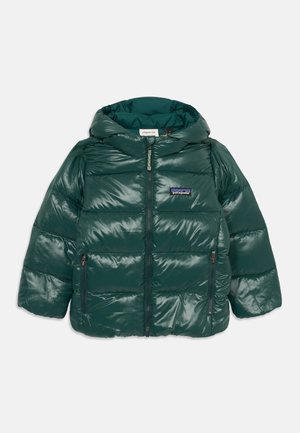 Casaco acolchoado verde escuro com capuz, apresentando uma textura brilhante, bolsos com fecho éclair e um padrão cosido pelo corpo.