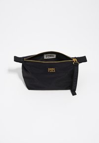 Schwarze Nylon-Tasche mit goldener Reißverschluss und Branding. Verfügt über einen gewobenen Riemen und ein minimales Design, mit einer glatten Textur und geräumigem Innenraum.