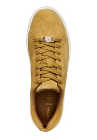 Sneaker in suede marrone con punta rotonda, chiusura con lacci e dettagli in argento. L'interno presenta una texture, con il nome del marchio visibile. Suola in gomma bianca.