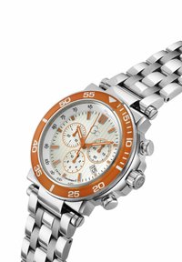 Silverfärgad klocka i rostfritt stål med orange bezel, vit texturerad urtavla och tre underdials. Utrustad med silverlänks armband och tryckknappskrona.