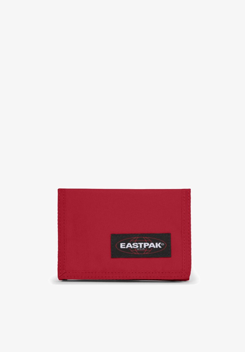Rode stoffen portemonnee met een gestructureerde afwerking, voorzien van een zwart Eastpak logo patch aan de voorkant. Compact rechthoekig ontwerp met gestikte randen.