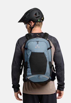 Zaino blu e nero con spallacci imbottiti e dettagli in rete, dotato di un compartimento principale con cerniera e logo sulla parte anteriore.