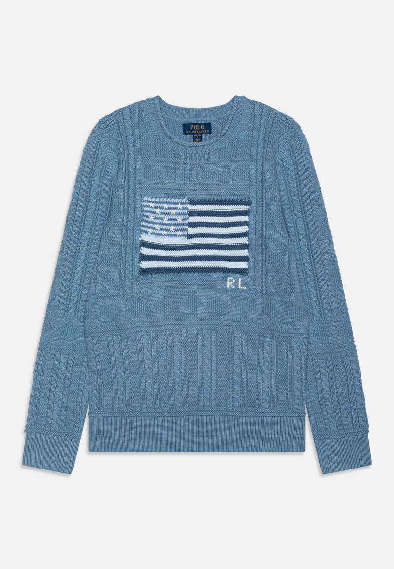 Suéter de punto azul claro con patrones de trenzado texturizado, que presenta un diseño bordado de la bandera americana en la parte frontal y puños acanalados.