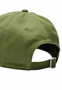 Oliivinvihreä baseball-lippalakki, jossa on tekstitetty kangas, säädettävä hihna takana ja "JOHN HENRIC" brodeerattu sivulle.