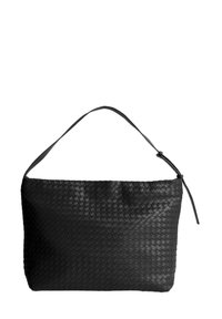 Borsa nera in pelle intrecciata con un'unica tracolla, caratterizzata da un motivo testurizzato e una superficie liscia, non decorata.