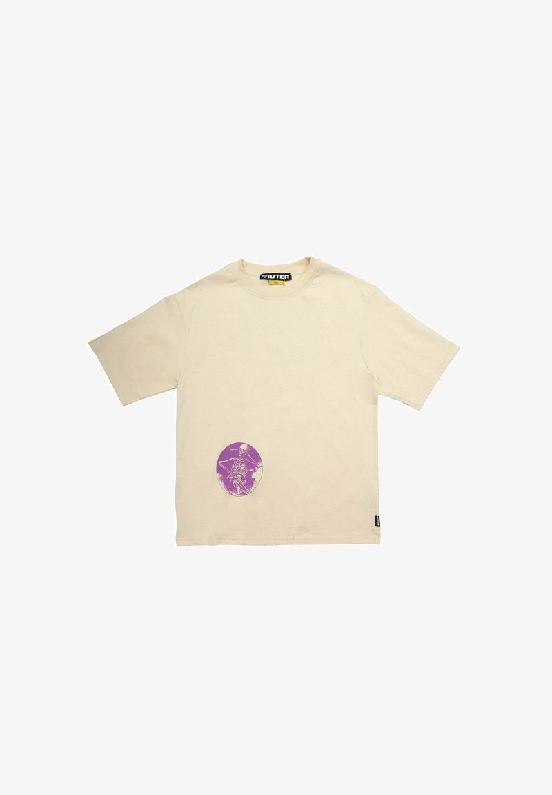 T-shirt in cotone beige con maniche corte, caratterizzato da una grafica rotonda viola di uno scheletro sul lato sinistro e un'etichetta logo sull'orlo.