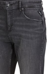 Donkergrijze spijkerbroek met een taps toelopend ontwerp, voorzien van een knoopsluiting, voorzakken en een klein merkje op de tailleband.