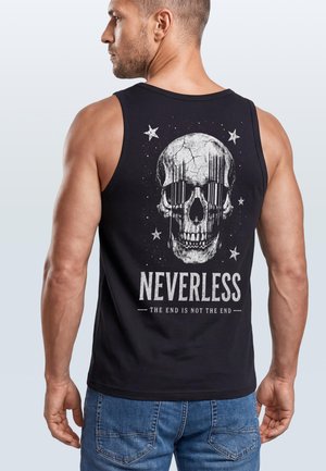Mann trägt ein schwarzes Tanktop mit einer Grafik eines zerbrochenen Schädels und Sternen sowie dem Text "Neverless The end is not the end" auf dem Rücken.