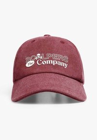 Gorra de béisbol color burdeos hecha de tela texturizada que presenta un logo bordado en blanco "SCALPERS" con calavera y "The Company" en el frontal.