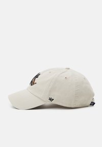 Beige katoenen baseballcap met een gebogen rand, geborduurde vlinderdetail op de voorkant en het '47' logo aan de zijkant. Verstelbare strap aan de achterzijde.