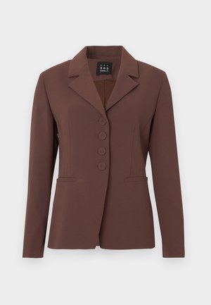 Rudas siūtas švarkas su atlenkiamu atvartėliu, viengubu sagų užsegimu, keturiomis sagomis ir dviem šoninėmis kišenėmis. Lygus audinys ir struktūruotas siluetas.