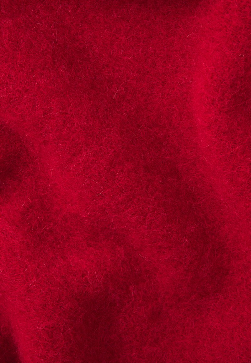 Rød filtstof med en blød, tekstureret overflade. Indeholder synlige fibre, der viser en rig, levende farve. Ingen mønstre eller accenter er til stede.