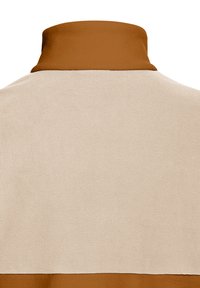 Μπεζ και καφέ φλις μπουφάν, πίσω όψη, με ψηλό καφέ γιακά και μαλακό μπεζ ύφασμα στο σώμα.