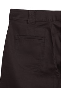 Dunkelbraune Hose mit glatter Textur. Verfügt über eine Gesäßtasche mit abgerundeter Form und kontrastierendem Stich entlang der Kanten.