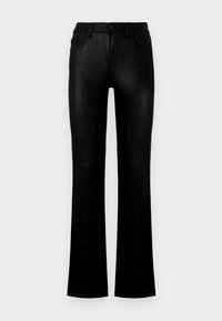 Jean évasé noir en tissu brillant et texturé. Comprend des poches avant, une fermeture par bouton, et un design classique à cinq poches.