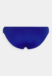 Parte de baixo de biquíni azul, textura suave, design de corte baixo, cintura elástica, cobertura mínima e cor sólida sem padrões ou enfeites.