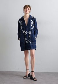 MUNTHE FIVA - Robe en jean - indigo