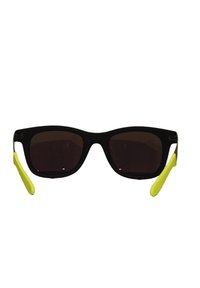 Gafas de sol negras con lentes marrón oscuro y puntas amarillas brillantes en las patillas. Diseño de montura rectangular con un acabado suave.