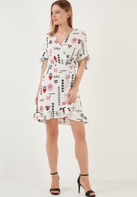 LELA REGULAR FIT - Vapaa-ajan mekko - ecru orange