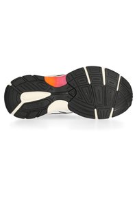 Suola in gomma nera con grip testurizzato, caratterizzata da accenti colorati in arancione e rosa. Profilo piatto con una finitura liscia e resistente.