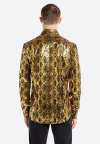 Langärmliges Hemd aus glänzendem Stoff mit einem schwarz-goldenen Schlangenledermuster. Slim Fit mit klassischem Kragen und geknöpften Manschetten.