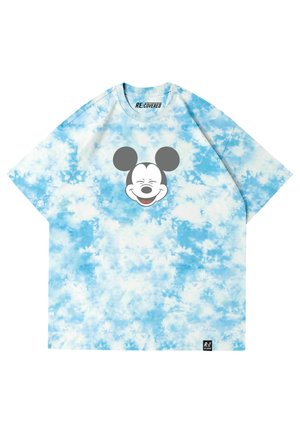 Blått tie-dye T-shirt gjort av bomull; pryds av en leende Mickey Mouse-grafik centrerad på bröstet; korta ärmar och lös passform.