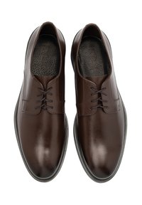 Bruine leren schoenen met een gladde afwerking, voorzien van een ronde neus, klassieke vetersluiting en een gestructureerde binnenzool. Lage rubberen zool.