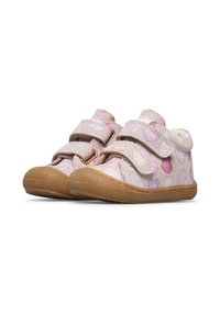 Scarpe per bambini rosa con motivi a cuore, due fasce in velcro e suole in gomma, posizionate affiancate su uno sfondo bianco.