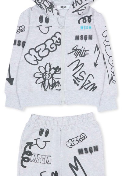 Szary komplet z hoodie i spodniami z czarnymi, graffiti-dizajnem, w tym uśmiechnięte buźki i abstrakcyjne wzory. Zamek błyskawiczny oraz elastyczny pas.