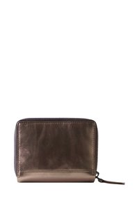 Portafoglio in bronzo metallico con chiusura a zip, texture liscia, forma rettangolare e un piccolo tirante in metallo sul lato.