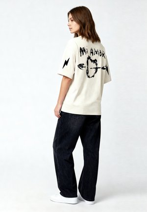 Mira Paris, TATTOO MI AMOR OVERSIZED DROPPED SHOULDER TEE 26 UNISEX - T-shirt print - off-white