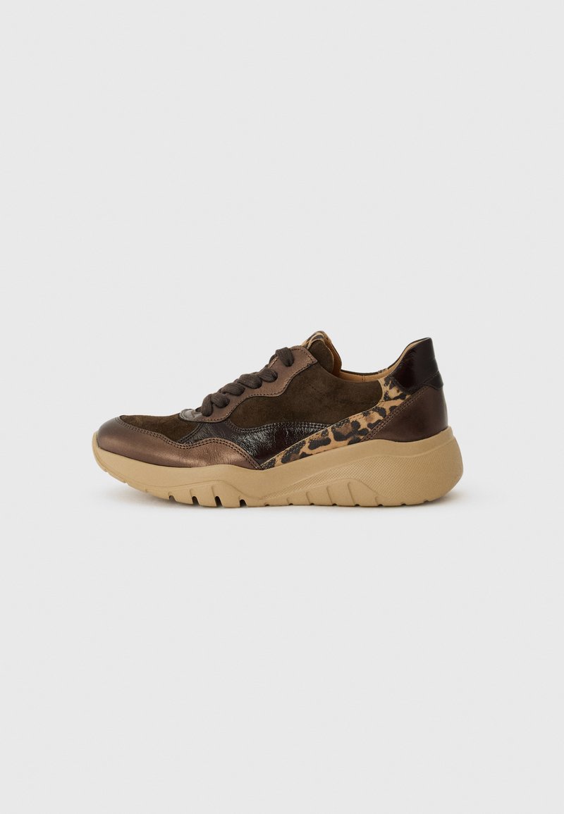 Baskets marron en daim et cuir brillant, avec des accents à motif léopard, une semelle en caoutchouc épaisse et un design à lacets.