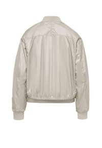 Giacca bomber beige, finitura satinata liscia, polsini e orlo a coste, vestibilità rilassata, presenta un colletto a banda, design posteriore minimalista senza decorazioni.