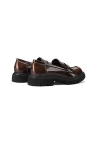 Scarpe slip-on in pelle marrone con finitura liscia, dotate di una robusta suola in gomma nera e dettagli di cucitura sottili.