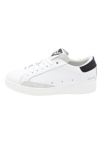 Sneaker in pelle bianca con accenti in suede grigio, lacci piatti, punta arrotondata e suola in gomma texturizzata. Presenta il logo sulla linguetta e sul tallone.